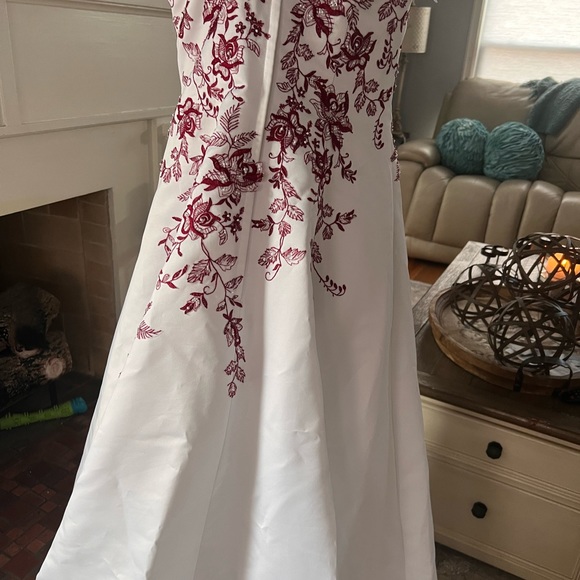 David’s Bridal Deep red accented wedding dress with matching vail   Size 4 - Picture 5 of 15